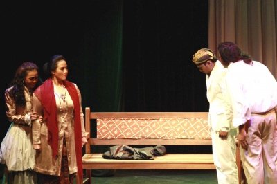 A mother’s love: Nyai Ontosoroh (left) and her daughter Annelies, played by Agni Melati, face up to Nyai’s husband Mellema and Minke in one of the scenes of the play.